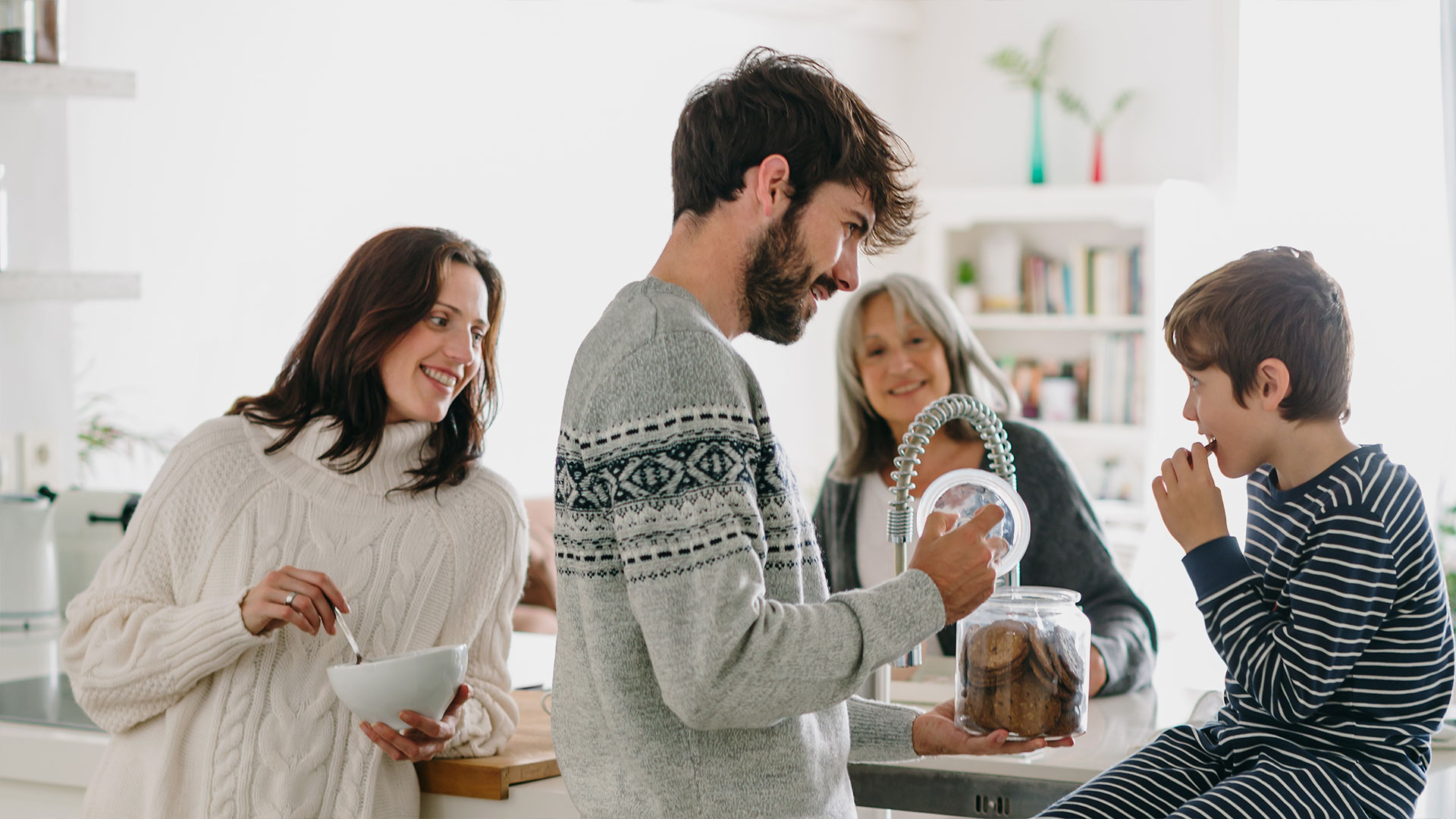 Familie beim Abwasch